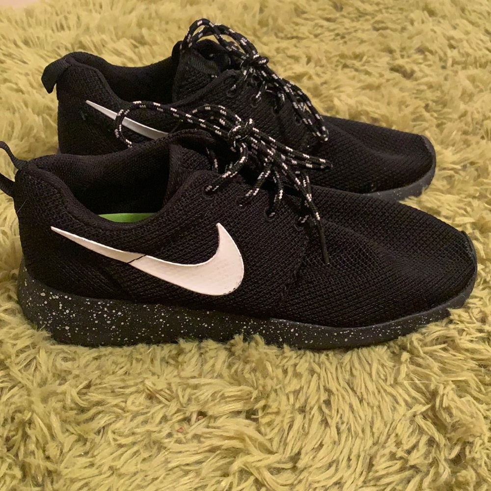 Woman’s Nike roshes